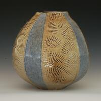 Full-bodied vessel/Stoneware/19 cm tall