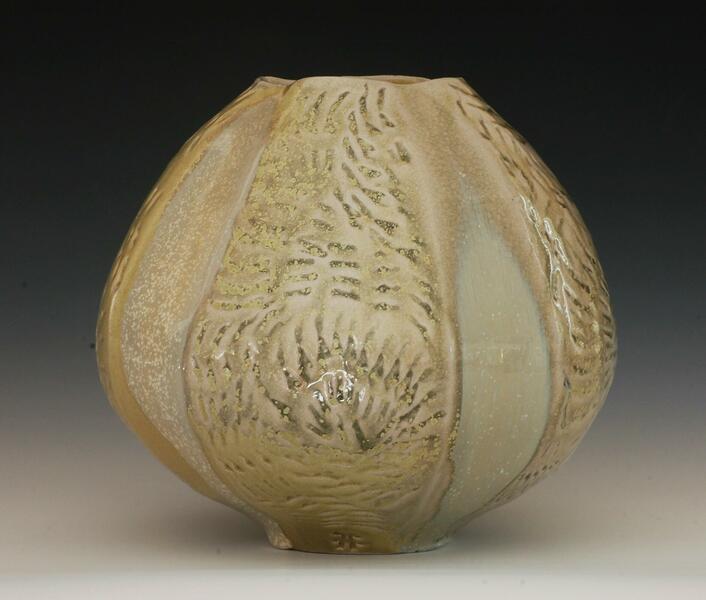 Full bodied vessel / Stoneware / 18 cm tall