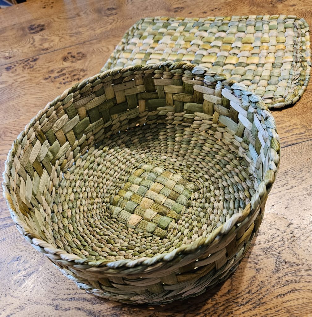 ENGLISH RUSH BREAD BASKET